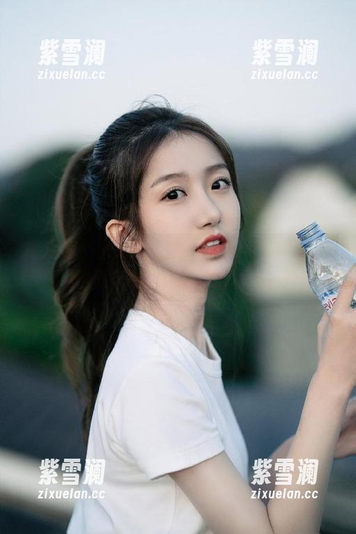秀人网-林文文 秀人网 - 林文文比基尼写真,图库中的她用幽默自嘲回应热辣身材的期待