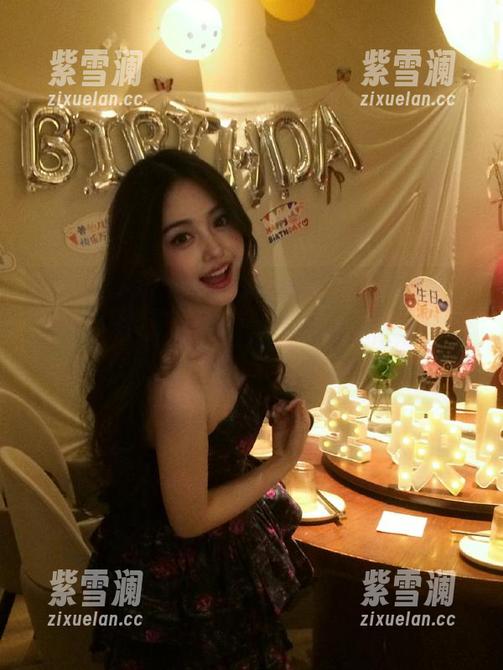 秀人网-梦娜Vanessa 秀人网 - 每一瞬间都值得珍藏,观看梦娜Vanessa圣诞写真原图,感受浓浓节日氛围!