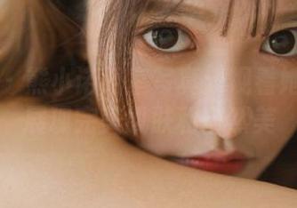 秀人网 – 熊小诺浴室写真：观看她的原图展现完美肌肤和自然美