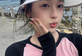 秀人网 – 在白微Sera的裤里丝里笑出声：写真合集里的搞笑与真实！