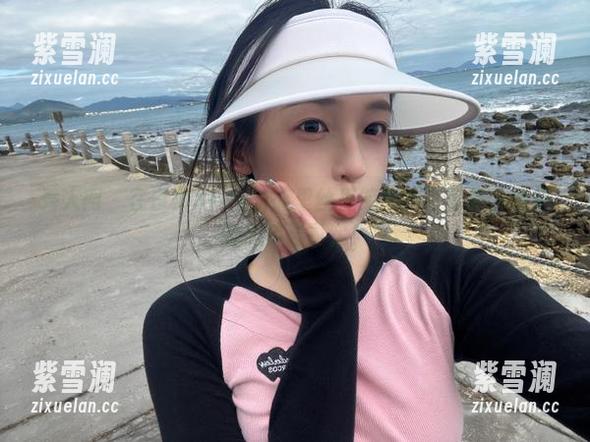 秀人网-白微Sera 秀人网 - 在白微Sera的裤里丝里笑出声:写真合集里的搞笑与真实!