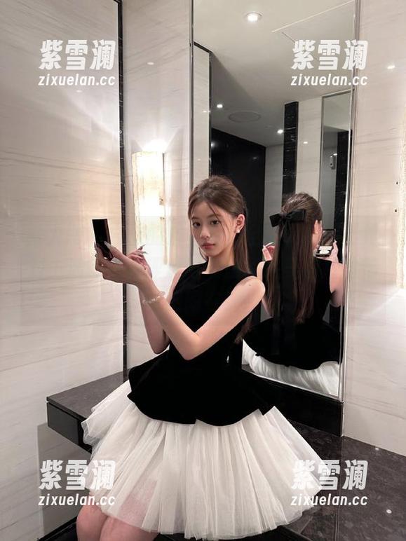 秀人网 – 白沫的浴室写真全套，展现了她对生活的独特理解与表达，绝美图片与情感同在！