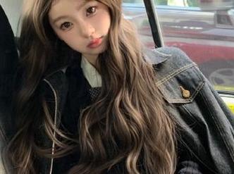 秀人网 – 探索菲儿beauty的职业装图包：打造职场女神风范，丰富资源等你来取！