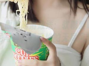 秀人网 – 原图高清放送：软糖爱喝奶比基尼写真，感受她的无尽风情