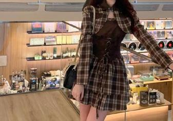 秀人网 – 软软艺术连衣裙作品精选：每件服饰都如梦境般幻化，让生活瞬间变得璀璨夺目