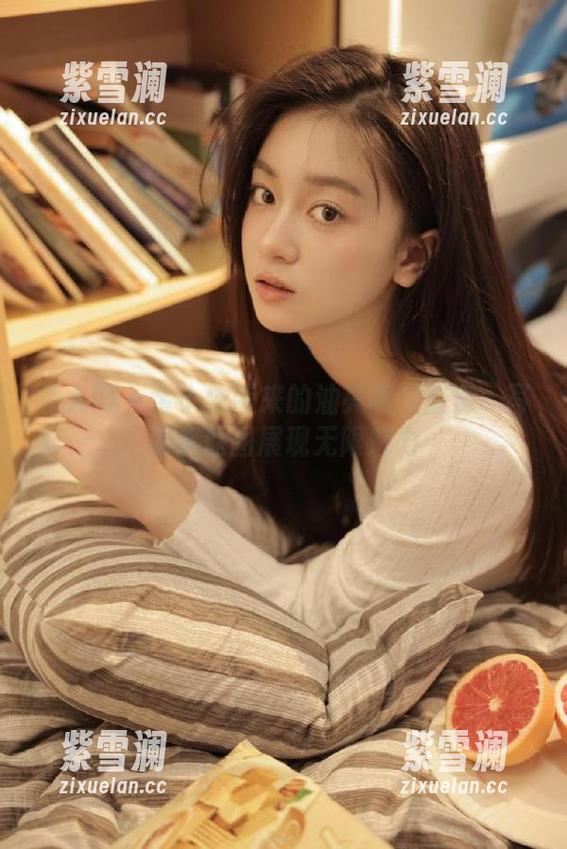 秀人网 - 金小依带来的油亮视觉盛宴：写真集原图展现无限魅力