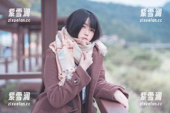 落落Raku 落落Raku展示的礼服艺术:写真与壁纸的完美交融