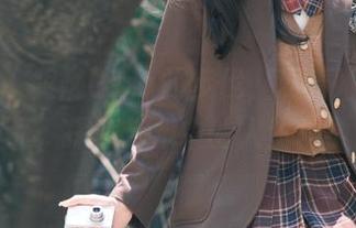 蜜桃社 – 跟随Gina的步伐，观看她的透明作品，探索艺术中的人生哲学！
