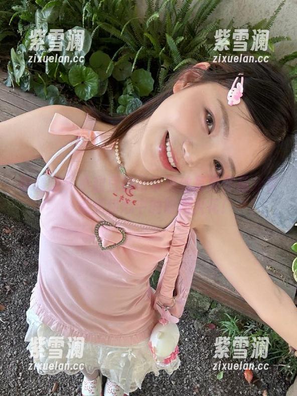 袜啵啵-小甜豆 袜啵啵 - 小甜豆的吊带黑丝写真作品分享,点燃你心中的时尚火花!