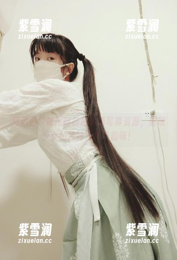 西尔酱 精选西尔酱黑丝校服高清写真资源,展现少女的独特气质与韵味!