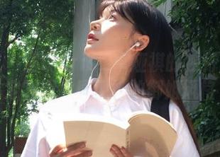 语画界 – 发现Cris_卓娅祺的独特韵味：定制图片展现她的御姐风格
