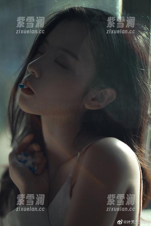 语画界 - 徐莉芝Booty眼镜主题精选，探索每一幅作品背后的故事与情感
