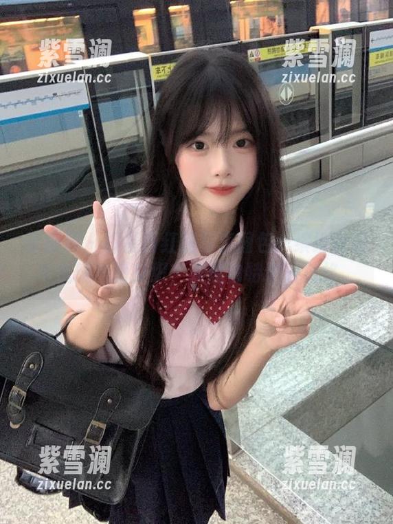 语画界-林星阑 语画界 - 林星阑红裙写真图包:缤纷色彩与优雅气质交织,展现独特个人风格。