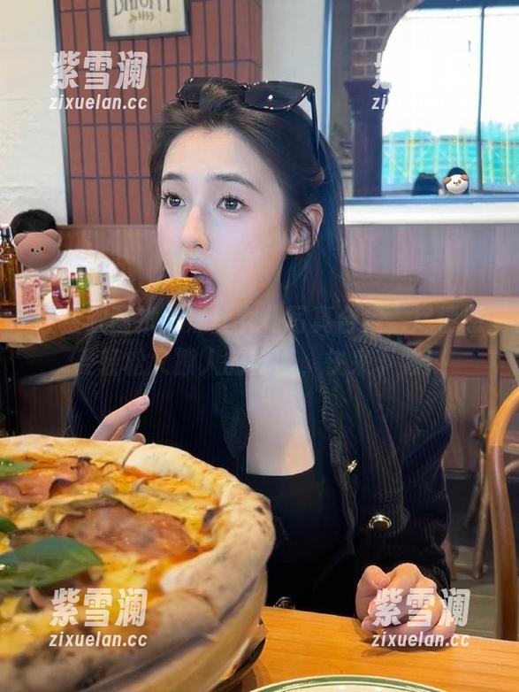 轻兰映画 轻兰映画推出黑丝女仆写真合集,尽情感受轻松又撩人的氛围,快来下载!