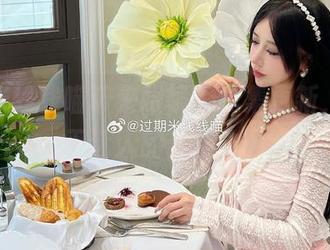 过期米线线喵带来眼镜写真集更新，沉醉于迷人的光影之中