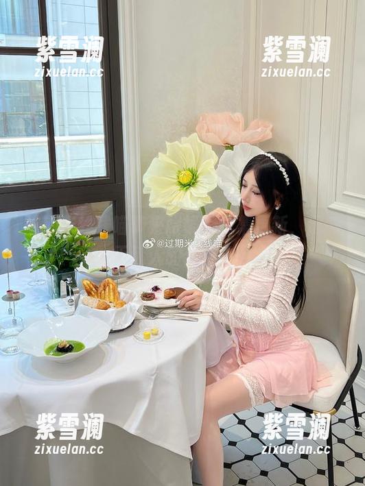 过期米线线喵 过期米线线喵带来眼镜写真集更新,沉醉于迷人的光影之中