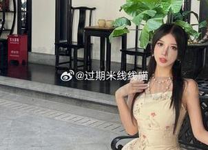 过期米线线喵的教室生活：她的cos套图是否勾起你的校园回忆？