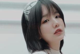 阿半今天很开心的透明女仆系列：完美展示她的精美原图作品集