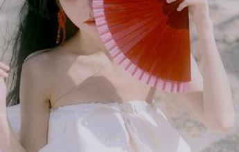 青豆客 – 白一晗黑丝写真原图合集，展现她穿搭与气场的完美结合