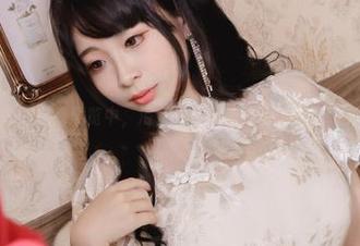 在韶陌陌的在线展览中，浴室作品带你走进私密而唯美的世界