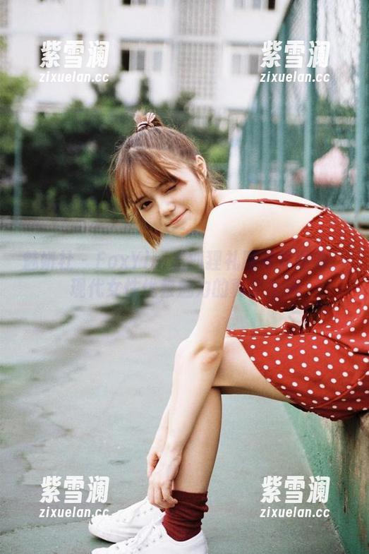 魅妍社-FoxYini孟狐狸 魅妍社 - FoxYini孟狐狸礼服写真图集:现代女性优雅魅力的真实呈现